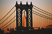 Blick auf Manhattan Bridge und Empire State Building in der Abenddämmerung, Manhattan, New York City, USA, Amerika