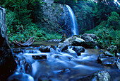 Wasserfall in idyllischer Landschaft, Le Mont Dore, Auvergne, Frankreich, Europa