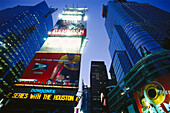 Blick von unten auf Hochhäuser am Abend, Times Square, Manhattan, New York City, USA, Amerika