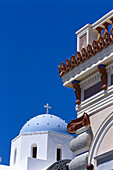 Villa Archontiko Argyrou und Kirche unter blauem Himmel, Messaria, Santorin, Kykladen, Griechenland, Europa
