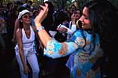 Menschen tanzen am Abend im Central Park, Manhattan, New York, USA, Amerika