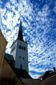 Kirchturm der Olai Kirche unter Wolkenhimmel, Tallinn, Estland, Europa