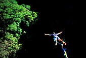Ein Mann beim Bungee Jumping im Dschungel, Costa Rica, Karibik, Amerika