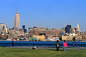 Menschen im Hudson River Park im Sonnenlicht, Hudson River, Manhattan, New York, USA, Amerika