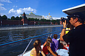 Menschen auf einem Ausflugsboot auf dem Fluss Moskwa, Moskau, Russland, Europa
