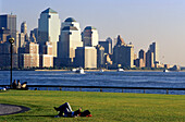 Menschen entspannen sich am Ufer des Hudson River, Manhattan, New York, USA, Amerika