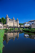 Château Josselin an einem Kanal unter blauem Himmel, Morbihan, Bretagne, Frankreich, Europa