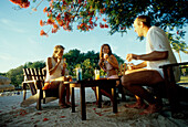 Gaeste mit Drinks, Flamboyant-Baum, Curacao Niederlaendische Antillen