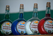 Curacao-Destillerie, Vier Flaschen, Willemstad, Curacao Niederländische Antillen