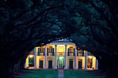 Eichenallee mit Herrenhaus, New Orleans Louisiana, USA