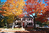 Villa unter herbstlichen Bäumen, Kennebunkport, Maine, USA, Amerika