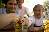 Freunde im Biergarten, Fingerhakeln, Starnberger See, Bayern, Deutschland