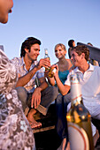 Freunde machen Party auf Steg, Starnberger See, Bayern, Deutschland