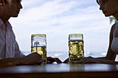 Zwei junge Erwachsene in Biergarten beim Starnberger See, Bayern, Deutschland