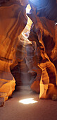 Ein Lichtstrahl fällt in eine Höhle, Antelope Canyon, Arizona, USA