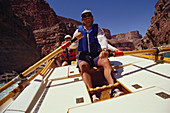 Rafting, Menschen in einem Ruderboot auf dem Colorado River, Grand Canyon Arizona, USA, Amerika