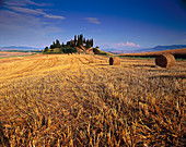 Abgemähtes Feld mit Strohballen, Landschaft bei San Quirico d'Orica, Toskana, Italien, Europa