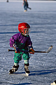 Junge beim Eishockeyspiel, Wörthsee, Bayern, Deutschland
