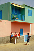 Kinder vor einem Haus, Santa Maria, Sal, Kap Verde, Afrika