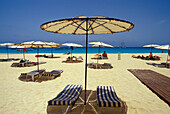 Liegestühle und Sonnenschirme am Strand, Santa Maria, Sal, Kapverden, Afrika