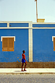 Einheimische Frau läuft entlang der Straße, Santa Maria, Sal, Kapverden, Afrika