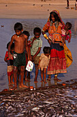 Fischerfamilie, Baga Beach Goa, Indien