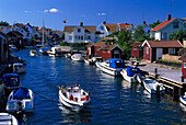 Sund Bohuslän mit Booten in einem Dorf unter blauem Himmel, Schweden, Europa