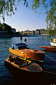 Holzboote an der Insel Skeppsholmen im Sonnenlicht, Stockholm, Schweden, Europa