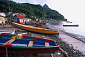 Fischerboote am Strand vor dem Dorf Soufrière, St. Lucia, Karibik, Amerika