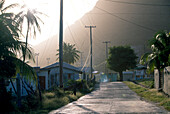 Leere Dorfstraße von Ashton im Sonnenlicht, Union Island, St. Vincent, Grenadinen, Karibik