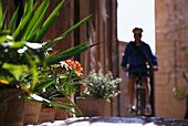 Radfahrer in Gasse, Fornalutx, bei Soller Mallorca, Spanien