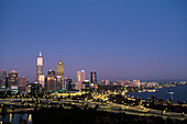 Blick auf die Stadt Perth am Swan River bei Nacht, Innenstadt, Perth, Australien