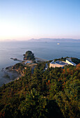 Gebäude an der Küste einer Insel, Benesse Haus, Museum für zeitgenössische Kunst, Naoshima, Japan