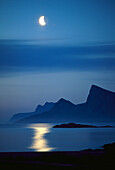 Mond über Meer und Küstenlandschaft, Flakstad, Lofoten, Norwegen, Europa