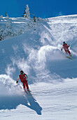 Skifahrer im Tiefschnee, Gatzig am Arlberg, St.Cristoph a.A. Tirol, Österreich