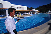 Kellner mit Cocktail´s am Pool, Hotel La Hacienda bei San Miguel Ibiza, Balearen, Spanien