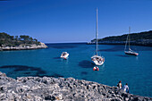 Segelboote in Bucht, Cala Mondrago, suedl. Cala dÓr, Ostkueste Mallorca, Balearen, Spanien