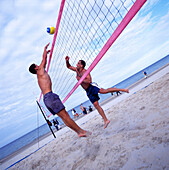 Beach-Volleyball, Einheimische, Strand, Ostseebad Binz, Insel Ruegen Meck.-Pom., Deutschland