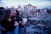 Liebespaar am Forum Romanum, Rom, Latium Italien
