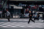 Passanten auf dem Weg zur Arbeit, Kreuzung, Bahnhof Shibuya Tokyo, Japan