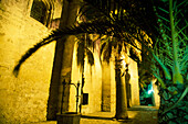 Church square with fountain, Iglesia del Divino Salvador, old town of Vejer de la Frontera, Costa de la Luz, Andalusien, Spanien