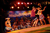 Polynesische Tanzshow, Tanzende Gaeste, Buehne des Club Med Bora-Bora, Franzoesisch-Polynesien