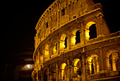 Colosseum bei Nacht, Mond im Hintergrund, Rom, Latium, Italien