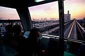 Fahrt mit Monorail, Bürogebäude, Teleport Town in Odaiba Tokyo Bay , Tokyo, Japan