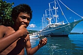 Junge beim Angeln, Kreuzfahrtschiff, Club Med 2, Hafen, Papeete Tahiti, Französisch Polynesien