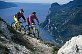 Mountainbiker am Gardasee, Italien, Trentino Europa