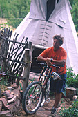 Mountainbiker vor Tipi, USA