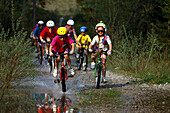 Kinder fahren Mountain-Bike