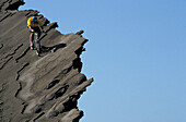 Mountainbiker auf Klippe, Lanzarote, Kanarische Inseln Spanien, Fully Release