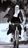 Nonne auf Bike